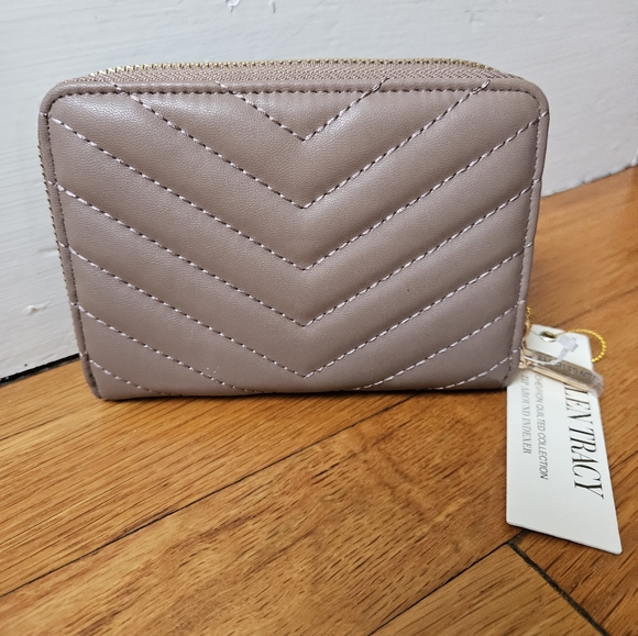 Ellen Tracy The Chevron Quilted Collection Zip Around Indexer Wallet - Picture 5 of 12